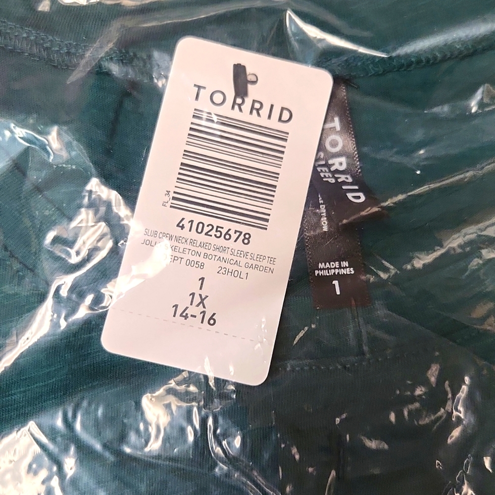 ❤️NWT TORRID TEE - SANTA SKELETON TEE CHRISTMAS HOLIDAY - PLUS SIZE - Picture 9 of 13